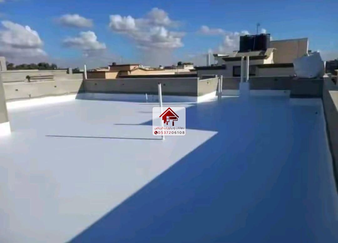 صورة علوية توضح فرق المظهر قبل وبعد عزل السطح في مشروع بالرياض. 